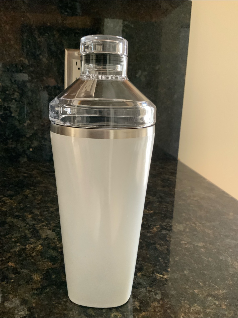 BrüMate Shaker Tumbler in Butter White iridescence - Picture 4 of 8